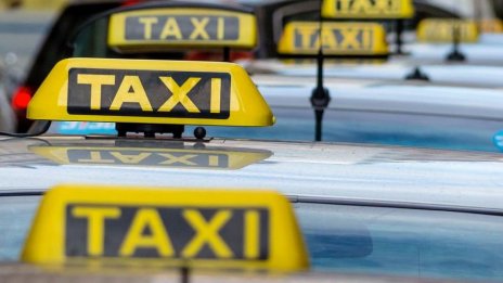 Глобиха с по 2 000 лв. двама таксиджии менте