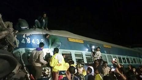 27 души загинаха, а 50 бяха ранени при дерайлиране на пътнически влак в Индия