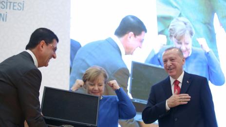 Меркел получи огледало и шлем като подарък от Ердоган 