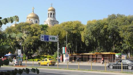 Махат павилионите с цветя до катедралата във Варна