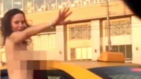 Голо момиче спретна невероятно шоу на улицата
