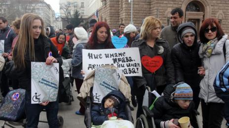 Родители на деца с увреждания излизат на национално шествие