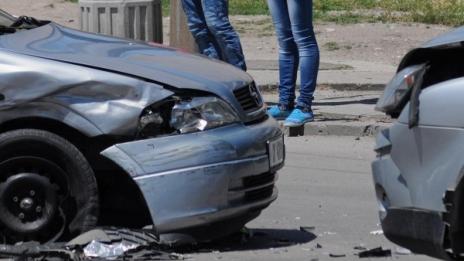Два автомобила се удариха челно във Варна