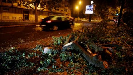 "Лесли" остави хиляди без ток в Португалия