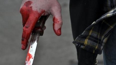 Наркоман опита да заколи баща си