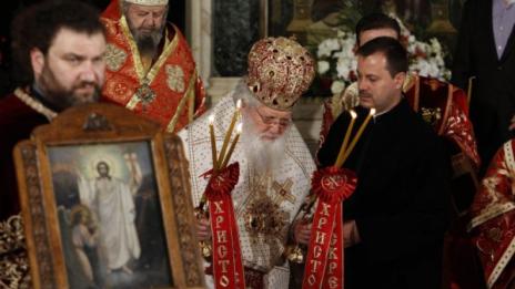 И митрополит с призив: Останете си вкъщи и се молете!