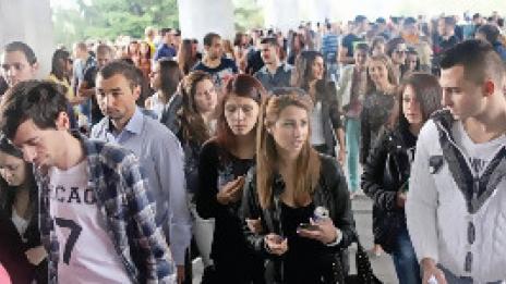 Студенти чакат за записване за общежития