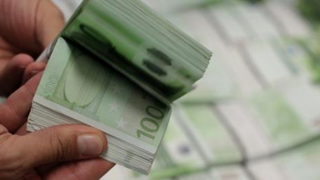 Евродепутати искат определяне на минимален доход във всички страни от ЕС