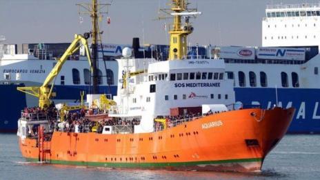 Испания приема кораба с 629 миграни, отхвърлен от Италия