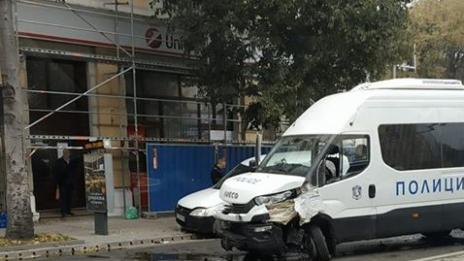 Полицейски бус и кола се удариха на оживено кръстовище във Варна