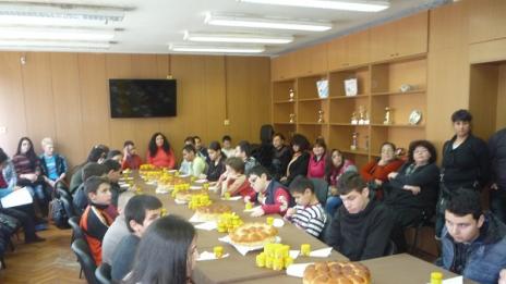 Пчелари зарадваха деца с нарушено зрение