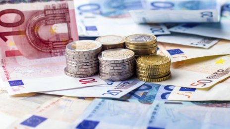 Еврото е най-скъпо спрямо долара от 14 месеца насам