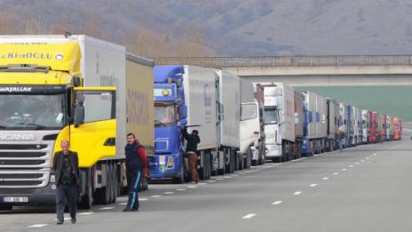 Наши превозвачи плашат с блокада на границите