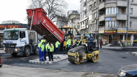 Асфалтират района около Кооперативния пазар във Варна
