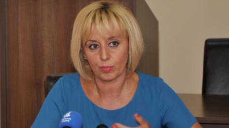 Манолова и самотна майка с писмо до депутатите  