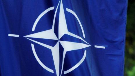 Флагът на НАТО бе издигнат пред сградата на правителството в Скопие