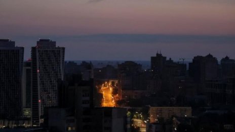 Двама души загинаха в Киев при руска ракетна атака