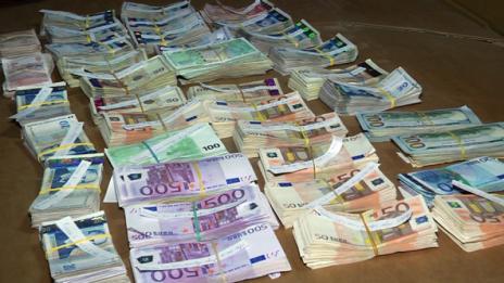 На месец: Митничари хващат контрабандна валута за 400 бона