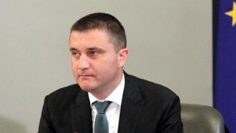 Бонуси за учителите, коледни за пенсионерите – Горанов търси пари