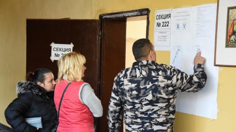 Избирателната активност на балотажа остава ниска, гласували са 1,4 млн.
