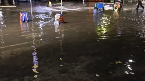 Дъждът през нощта наводни подлези във Варна (ВИДЕО)