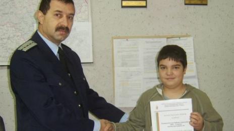  Наградиха момче, намерило и върнало портмоне с пари
