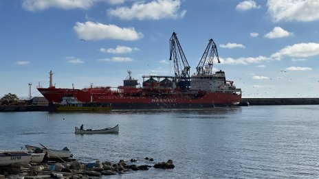 Освен че няма риба, намаляват и рибарите