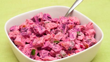 Салата с картофи, цвекло и сметана