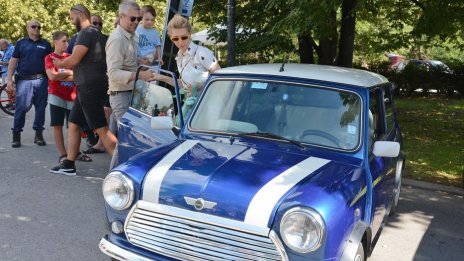 Кметът на Варна се включи в конкурс с току-що реставриран автомобил от 1998 г. (СНИМКИ)