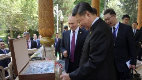 Путин подари руски сладолед за рождения ден на китайския лидер