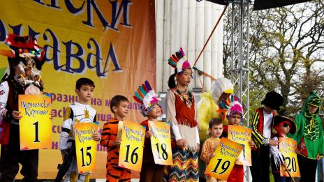 Варненският карнавал изпъстри града (СНИМКИ)