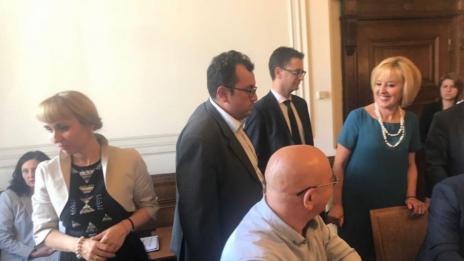  Депутати ограничават правомощията на ЧСИ, банките и монополите