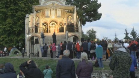 Хиляди вярващи изпълниха Кръстова гора 