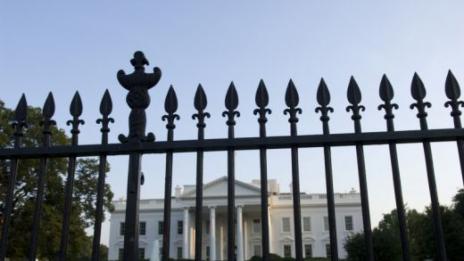 Нарушител с пакет се покатери на оградата на Белия дом