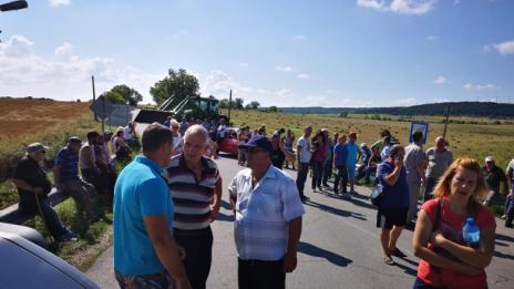 Фермери на протест в Болярово, бранят животните си  