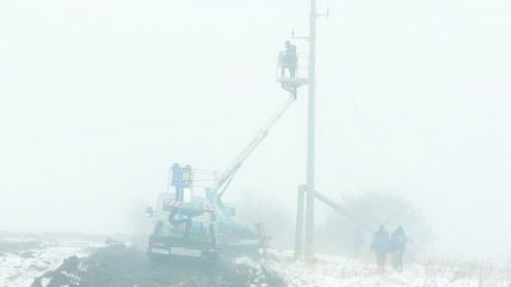 Над 100 аварийни екипа на енергото работят на терен
