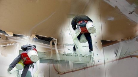 Саниран таван на жилищен блок се срути
