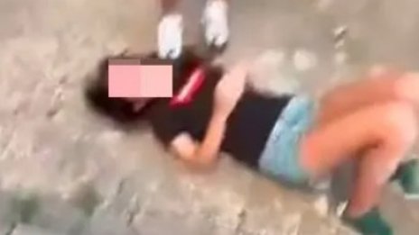 За забавление: Момичета се гаврят с връстничка (СНИМКИ)