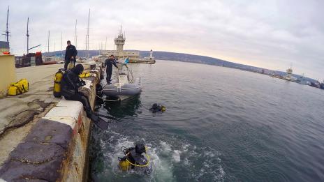 Водолази претърсват района на Морска гара (СНИМКИ)
