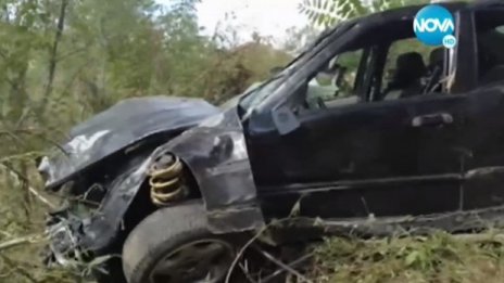 19-годишен заби кола, пълна с деца, в дърво след гонка с полицията