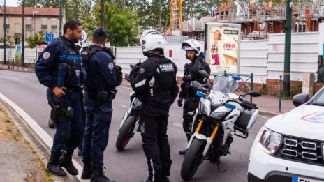 Кола прегази двама полицаи в Париж