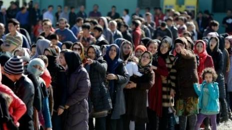 Бежанци блокираха магистралата край Солун