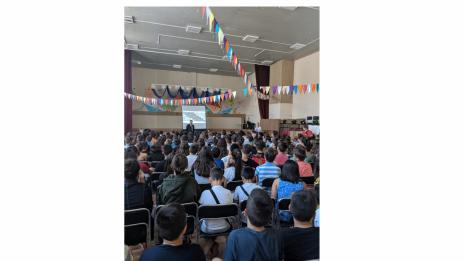 Водещи експерти по сигурността от Израел и преподаватели от ВСУ „Черноризец Храбър“ учат деца как да се пазят от кибертормоз