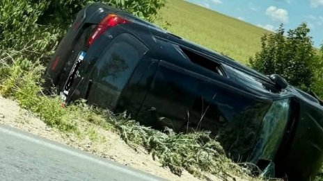 Обърната кола стои в канавката край Кичево вече втори ден