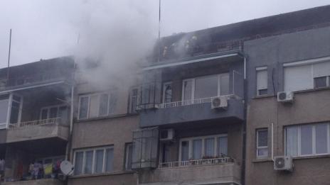 Свещ подпали апартамент във Варна
