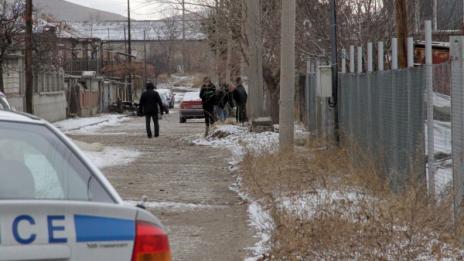 В Царево посред нощ: Мъж пийна и наряза гумите на 9 коли