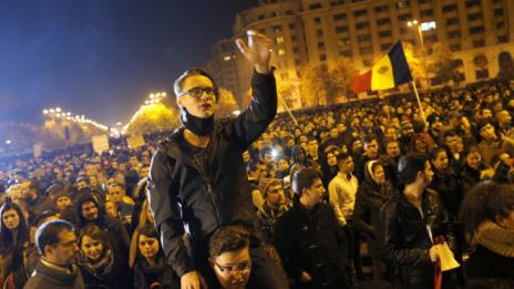 Трета нощ на протести в Румъния с искания за нови избори
