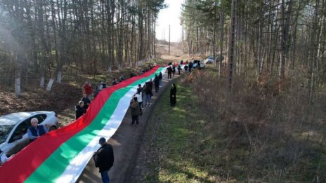  Разпънаха 100-метрово българско знаме на брега на язовир във Варненско 