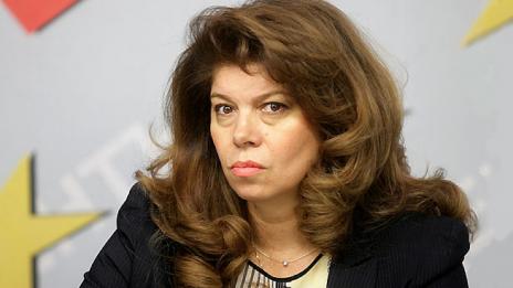 Йотова отрече: Не е преустановено даването на гражданство  