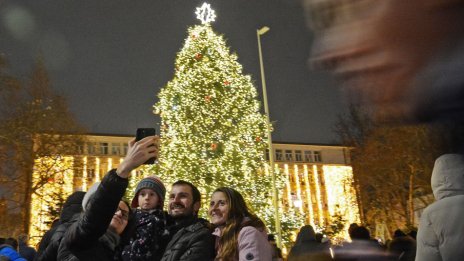 Градската елха във Варна грейна с тържествен концерт (СНИМКИ)